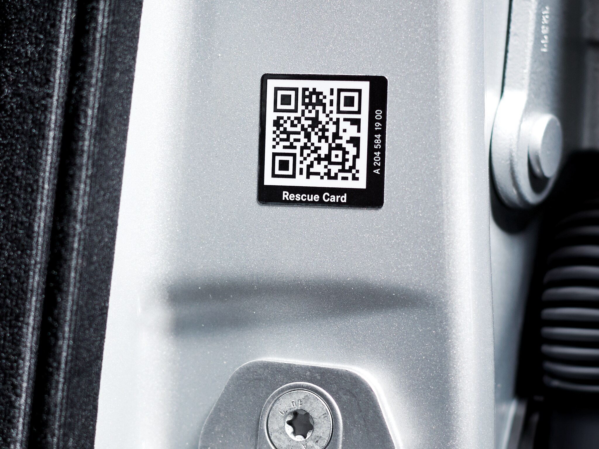 The rescue sticker in the door frame of your Mercedes-Benz offers you the quickest possible rescue at a glance.