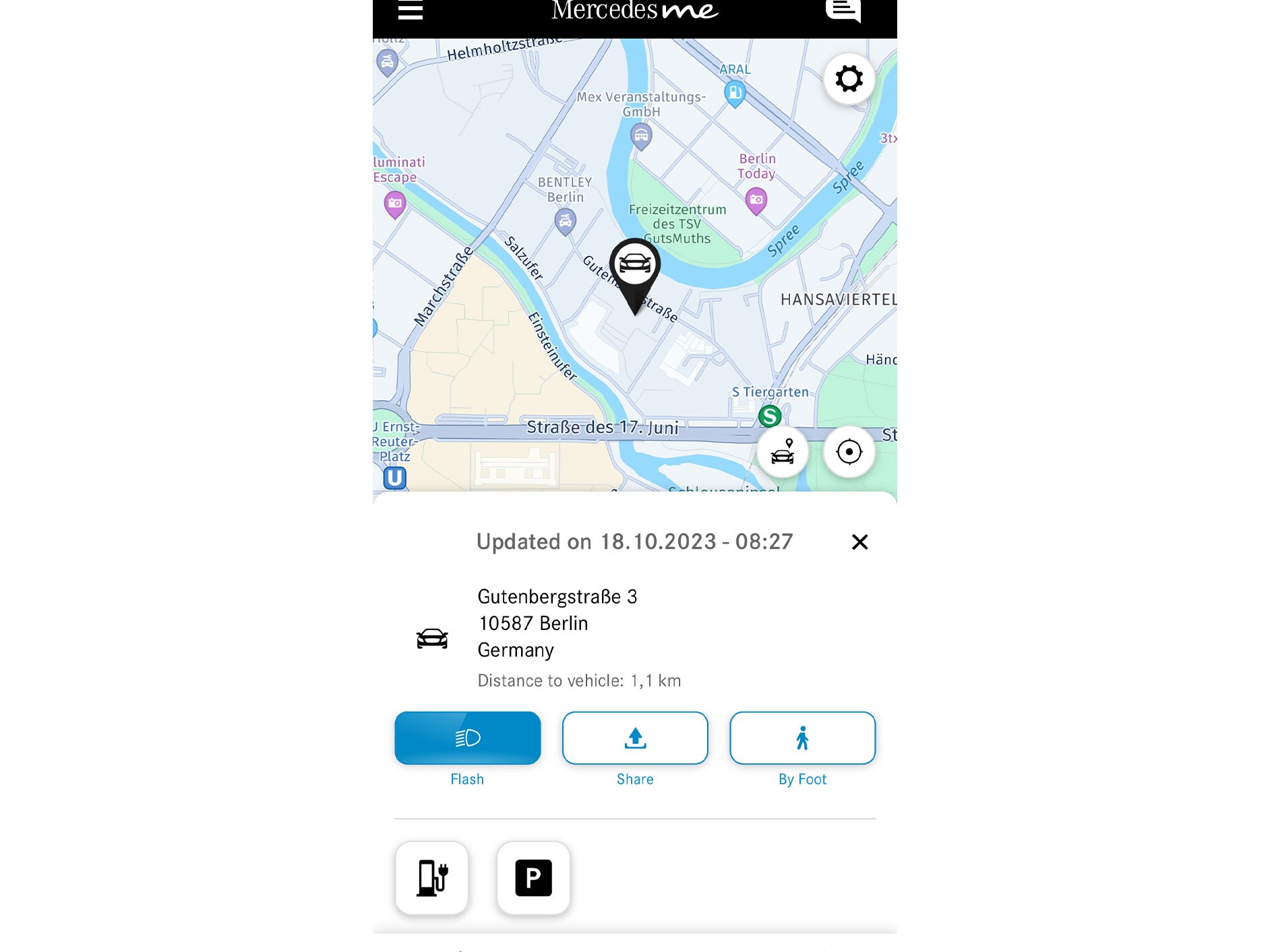 The vehicle location is displayed in the Mercedes me App on a smartphone.