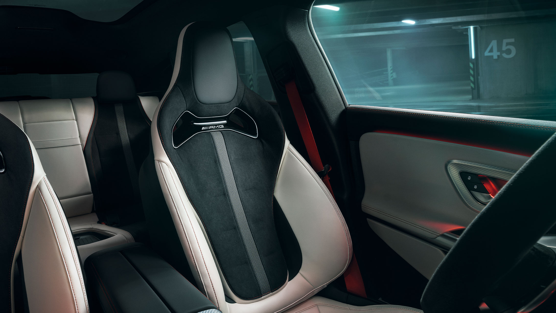 MANUFAKTUR seat belts in red | CLA | Mercedes-AMG The all-new Mercedes-AMG CLA 45 4MATIC+ electric with red seat belts.