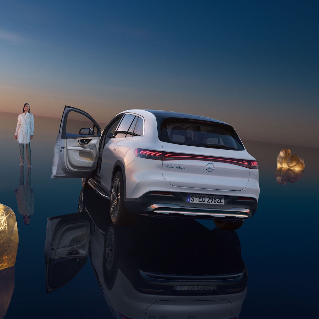 A rear view of the EQS SUV with the driver´s door open. 