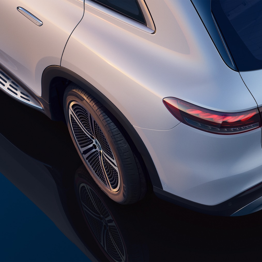 Shot from above, showing the left rear section of the EQS SUV, where a slightly turned rear wheel.