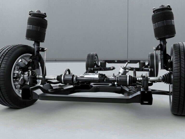 Whether on the motorway or on rutted tracks: with AIRMATIC air suspension you can enjoy an especially comfortable and safe driving experience.