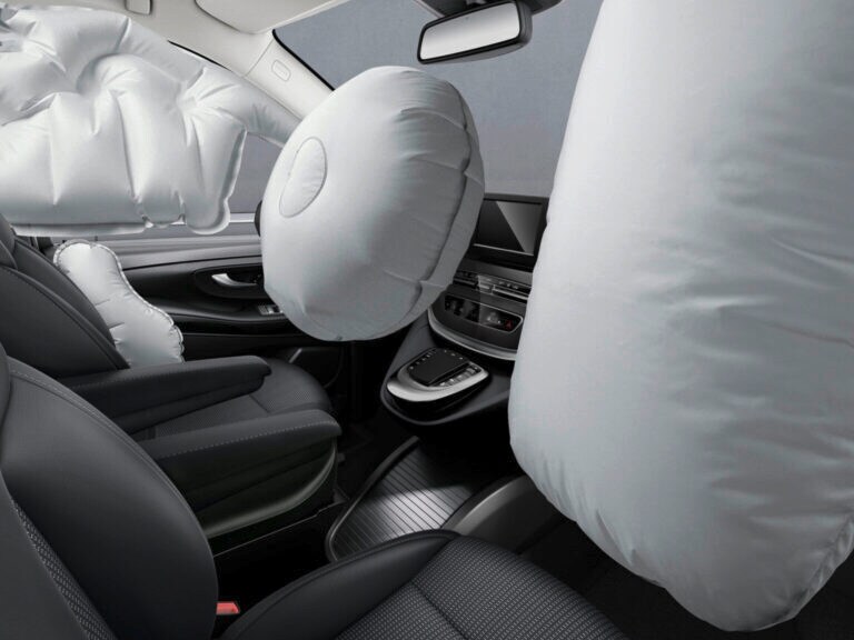 In the event of a side impact, the sidebags located in the outer side of the seat backrest can protect the chest and pelvis area.