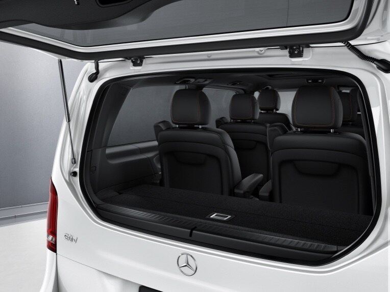 The separately opening rear window makes it possible to manually open and close the rear window independently of the tailgate.