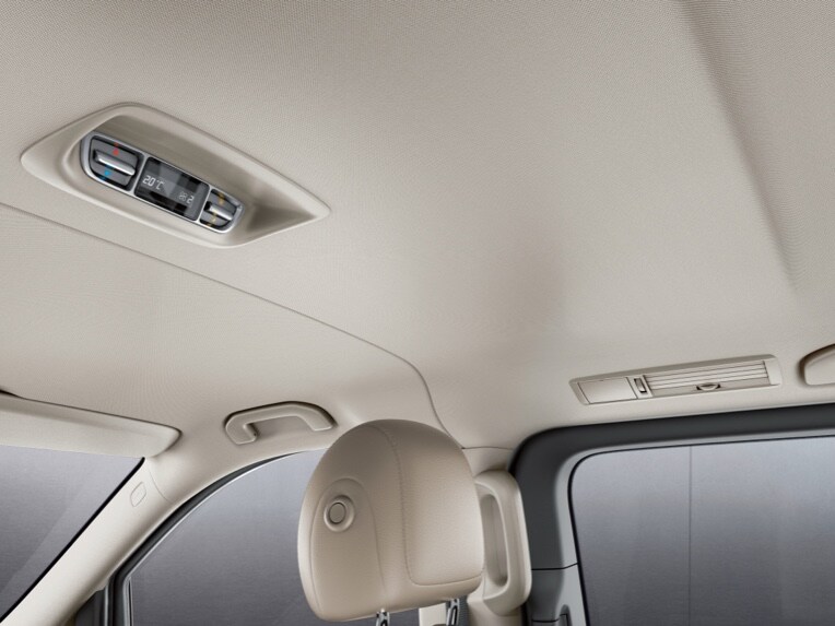 The TEMPMATIC semi-automatic air conditioning system in the rear pampers your passengers with pleasant climate comfort.