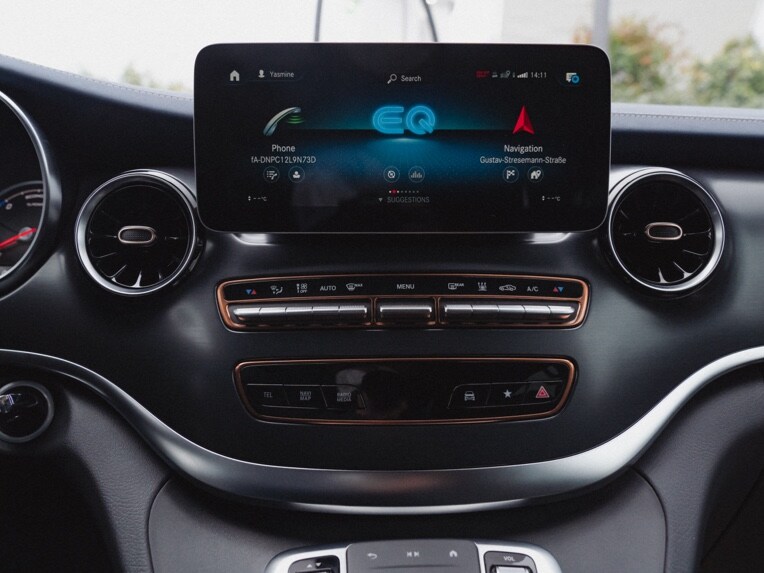With MBUX (Mercedes-Benz User Experience) you receive a multimedia system as standard which leaves virtually nothing to be desired.