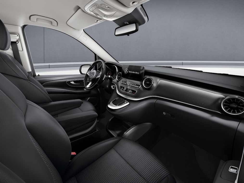 With the Widescreen Cockpit, the instrument display and media display merge into a single visual unit under a continuous glass surface.