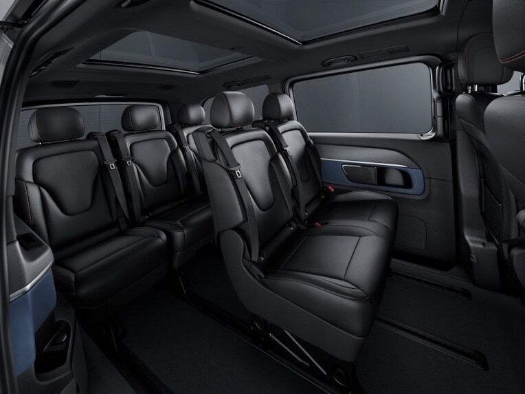 On the 3-seater comfort bench seat in the 1st or 2nd row of the passenger compartment, 3 persons enjoy especially comfortable seating.