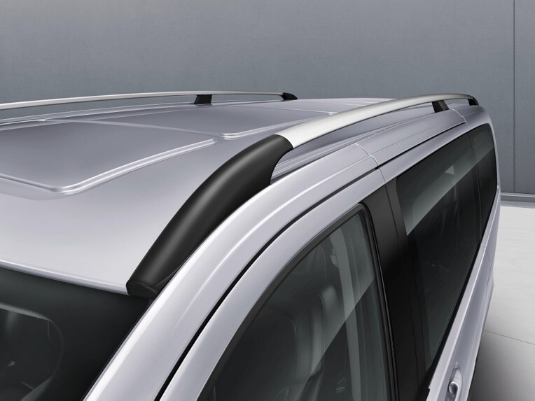 The black-painted roof railing enables additional loads to be transported atop the vehicle roof.