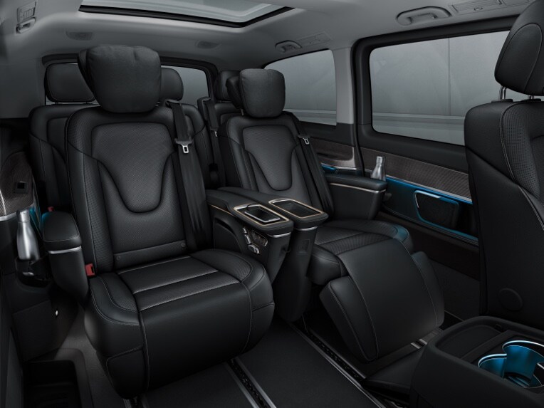 Relax, recover, feel good: the luxury seat indulges the rear passengers with exceptional comfort.