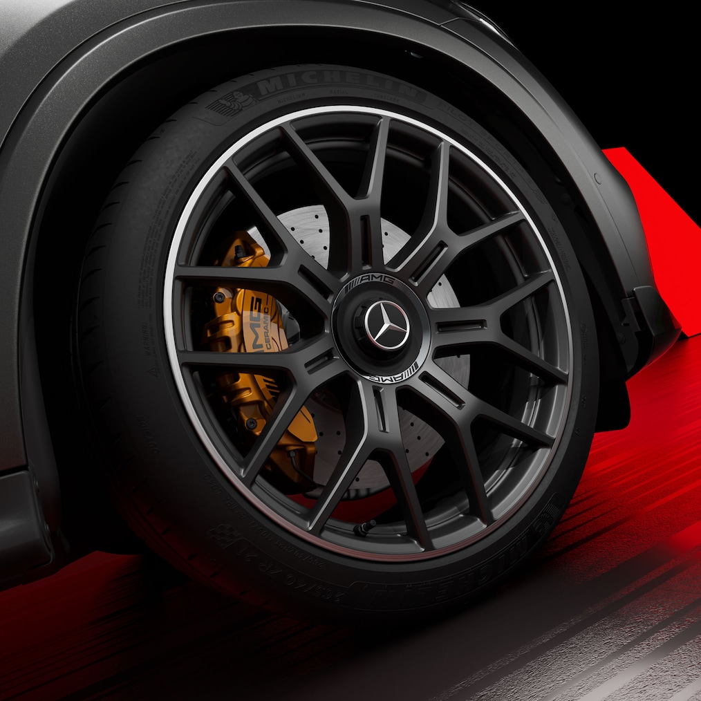 Close-up of 53.3 cm (21-inch) AMG Y-spoke light-alloy wheel (RWN) with AMG high-performance ceramic composite braking system.