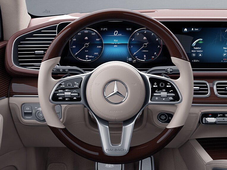 The multifunction steering wheel in wood/leather finish in the Mercedes-Maybach GLS.