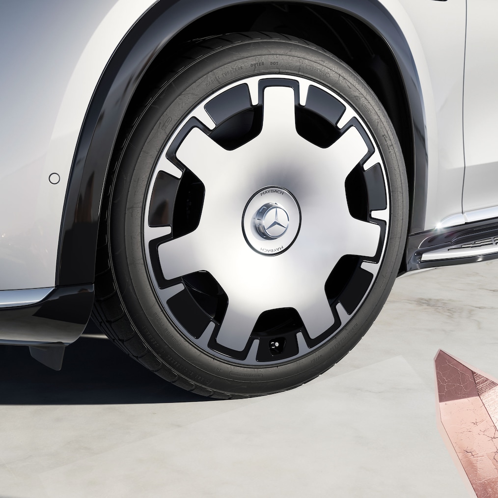 Close-up of the left front wheel (53.3 cm (21-inch) Maybach 5-hole forged wheel, 88R).