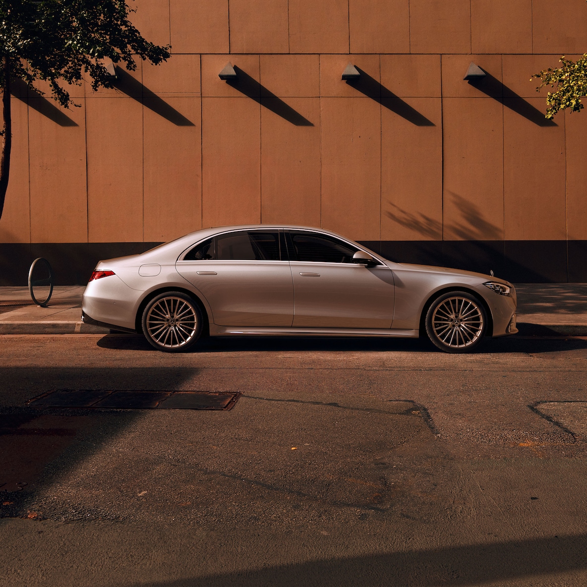 Side view of the Mercedes-Benz S-Class Saloon Long.