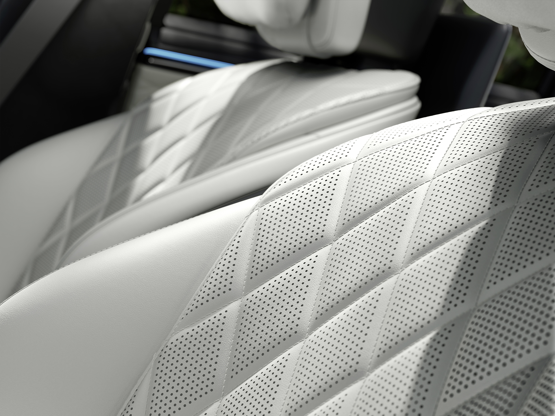 MANUFAKTUR | S-Class Saloon | Mercedes-Benz The new Mercedes-Benz S-Class Saloon long with MANUFAKTUR features in a side view.