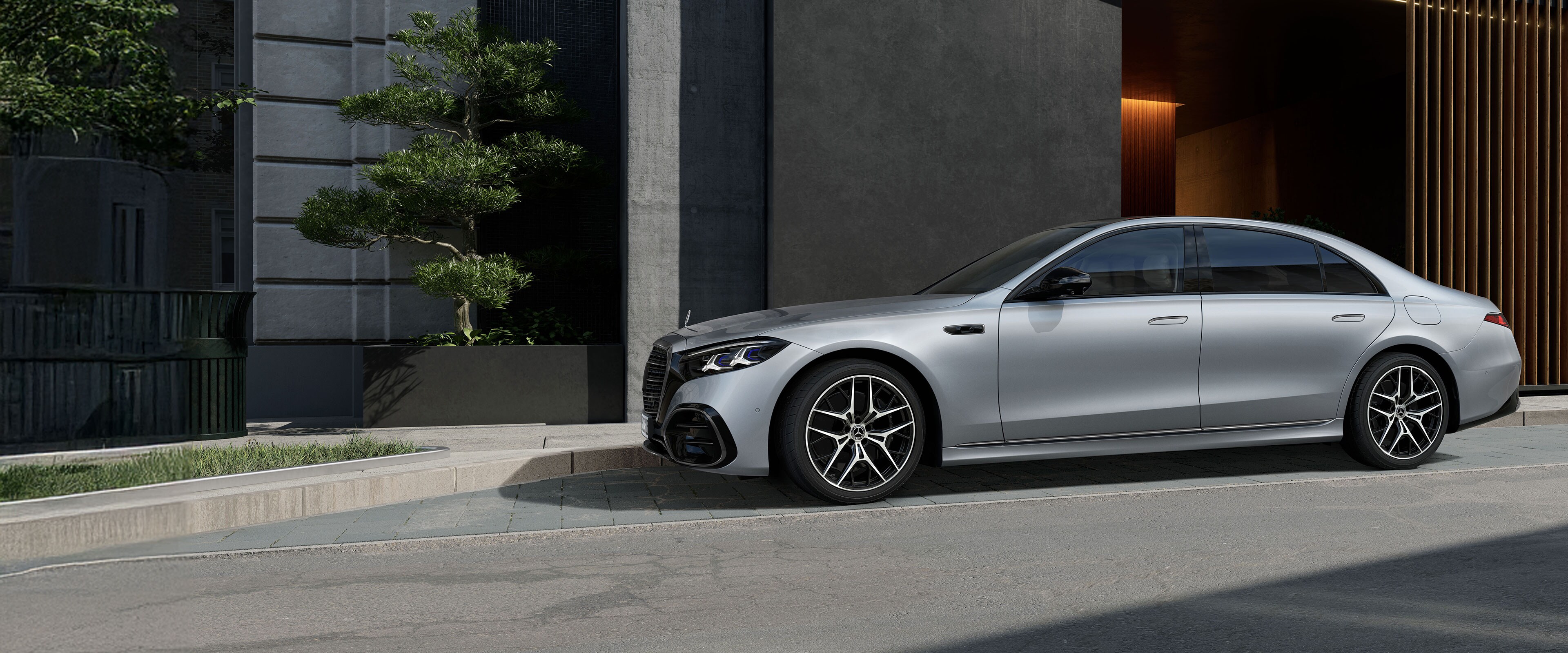 The new Mercedes-Benz S-Class Saloon Long in a close side view.