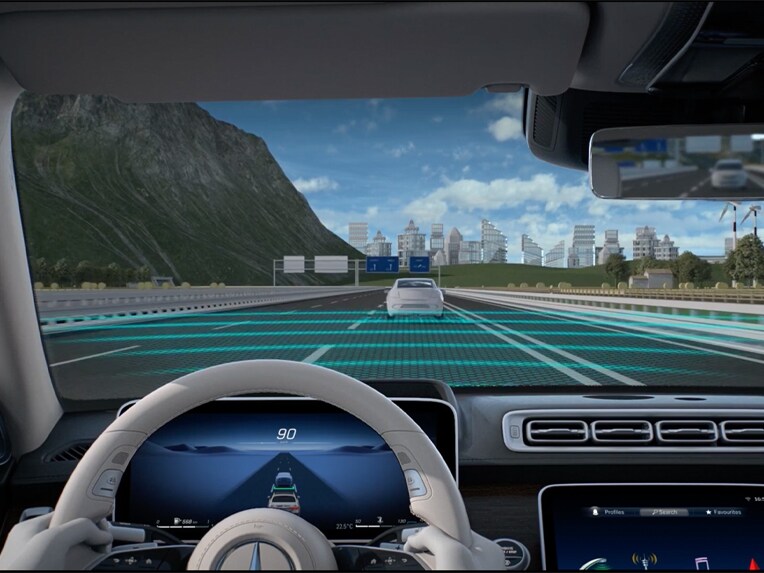 How Active Distance Assist DISTRONIC works in the Mercedes-Benz S-Class Saloon.