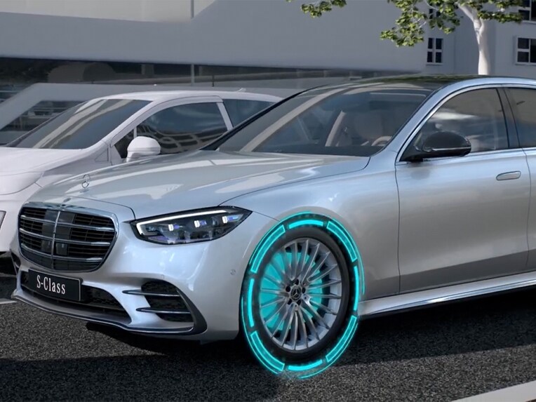 The video shows functions of PRE-SAFE® Plus in the Mercedes-Benz S-Class Saloon.