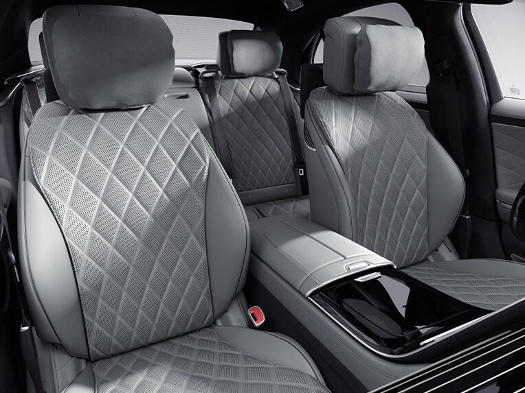 The interior of the Mercedes-Benz S-Class Saloon with standard equipment.