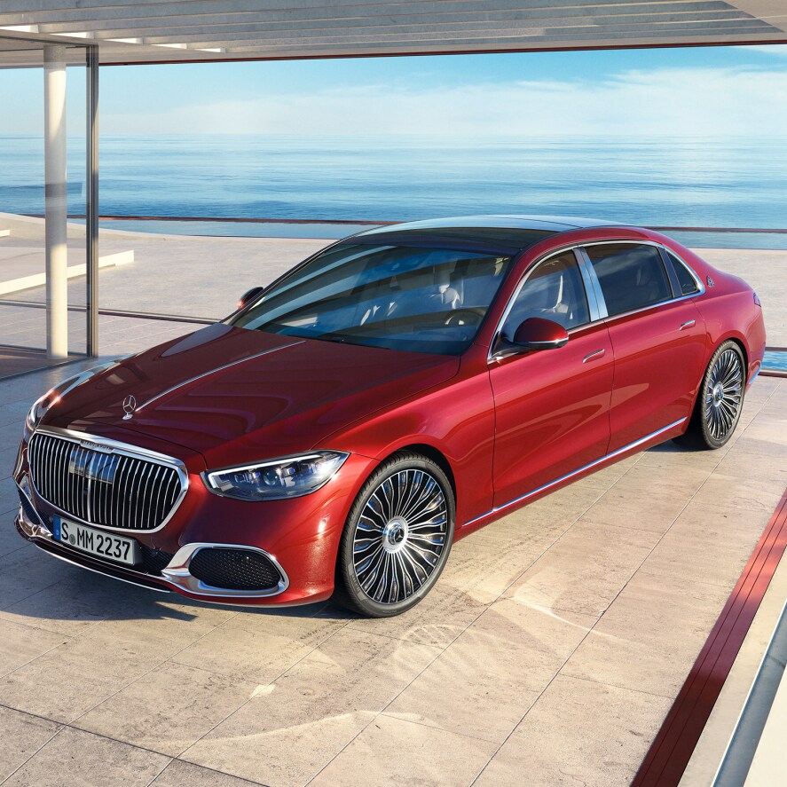 Hood with the central chrome trim strip in the Mercedes-Maybach S-Class
