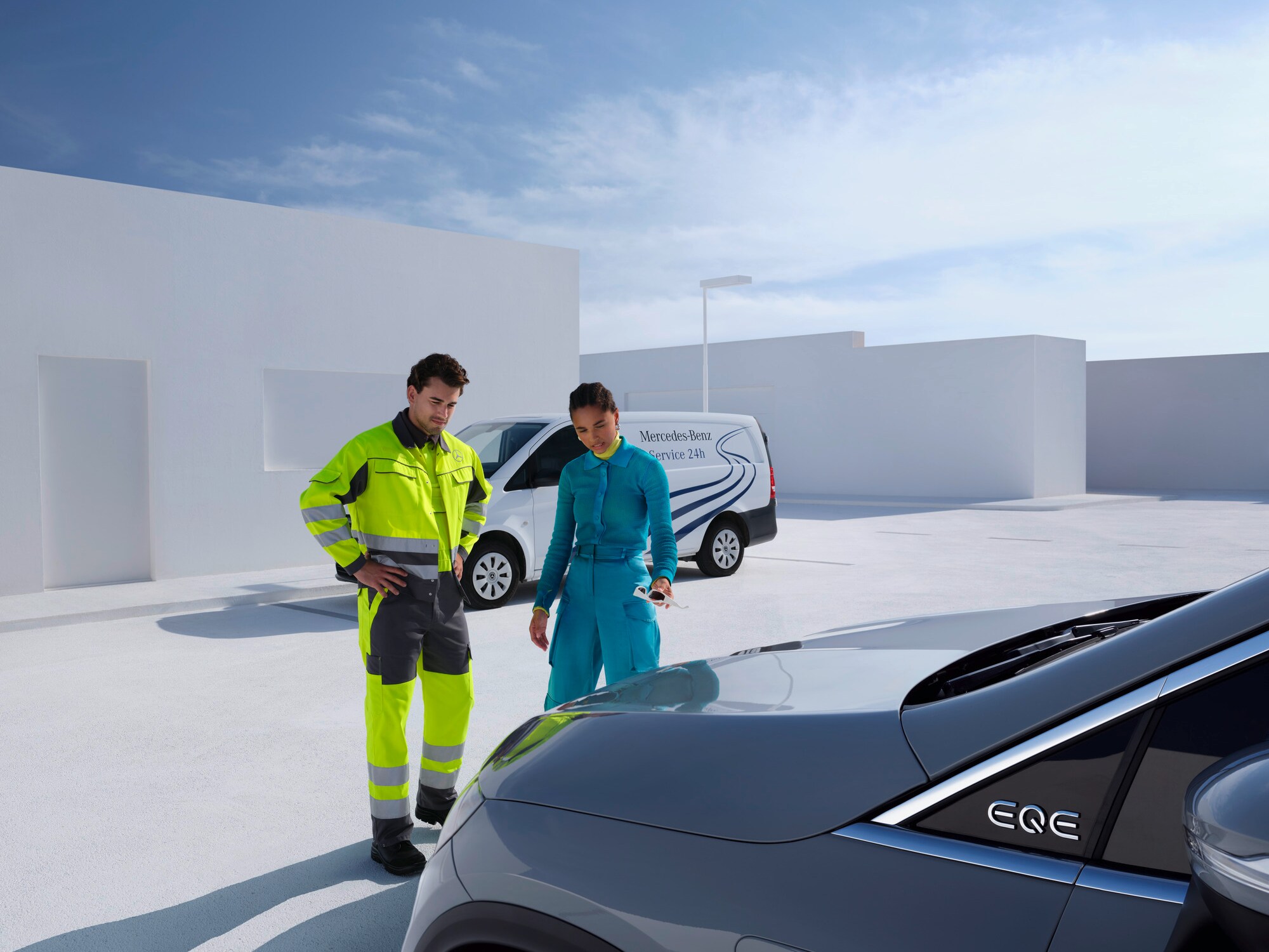 Man from the Mercedes-Benz Service24 support Team standing with woman in front of her Mercedes-Benz 