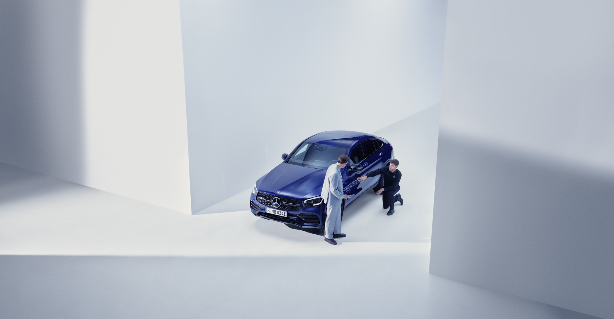 Damage and Breakdown | Mercedes-Benz Man from the Mercedes-Benz support Team kneelig by a damaged Mercedes-Benz