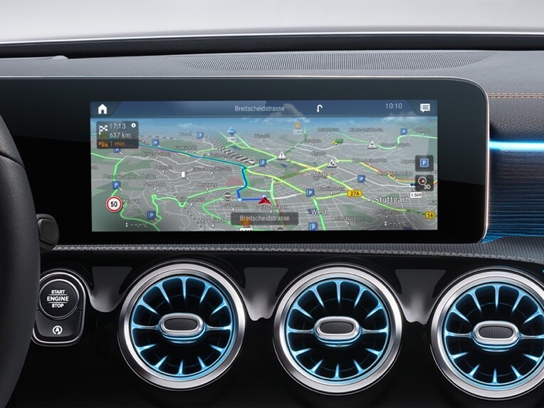A Navigation Digital Extra is activated on the screen of the MBUX multimedia system.
