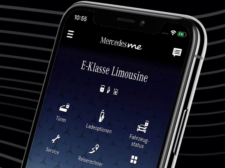 The menu of the Mercedes me App displays the available functions of the Navigation, Remote and GUARD 360˚ Digital Extras on a smartphone.