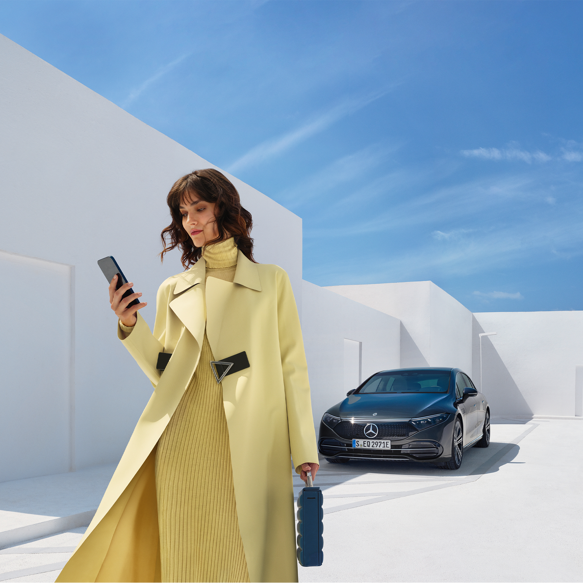 Buy Digital Extras | Navigation | Mercedes me Woman extending/purchasing Digital Extras for a vehicle using a smartphone.