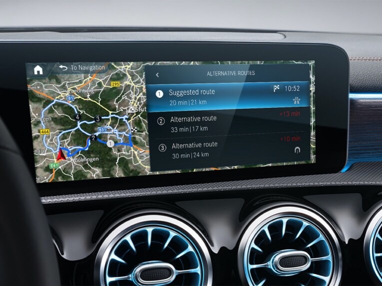 The MBUX multimedia system screen displays the best route for the driver thanks to the Navigation Digital Extras.