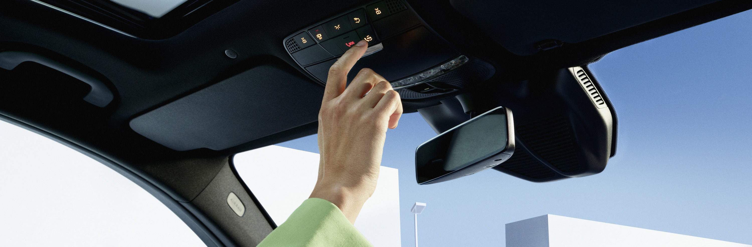 Accident and Breakdown Management | Mercedes-Benz Person pressing the Mercedes me button in the control panel