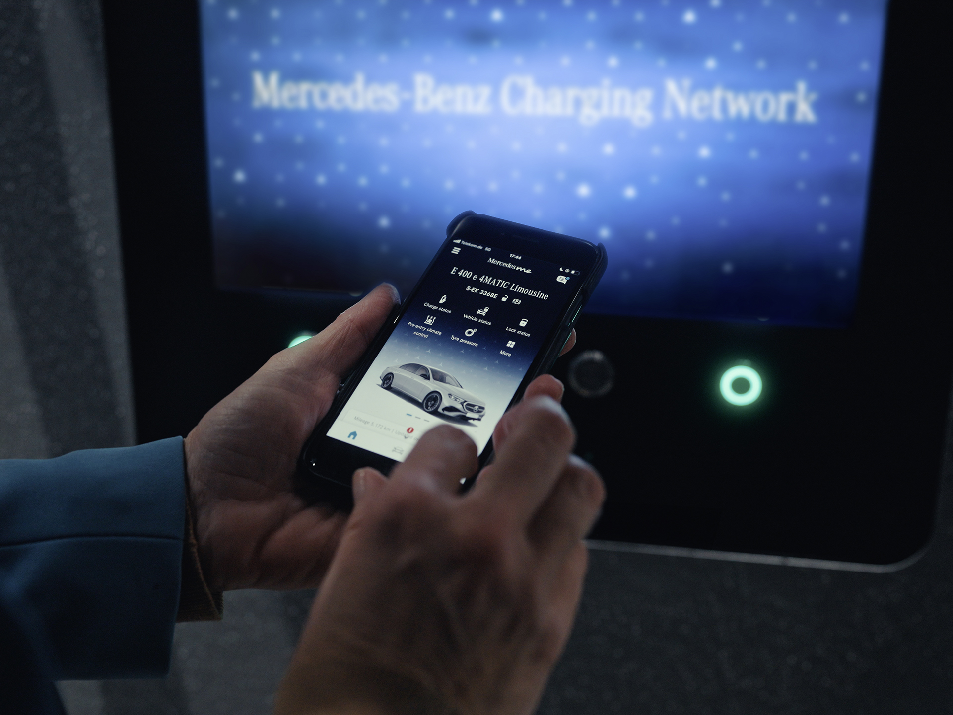 Charging options | Plug-in hybrids | Mercedes-Benz Someone holds a smartphone with a application that shows charging options for the plug-in hybrid cars from Mercedes-Benz.