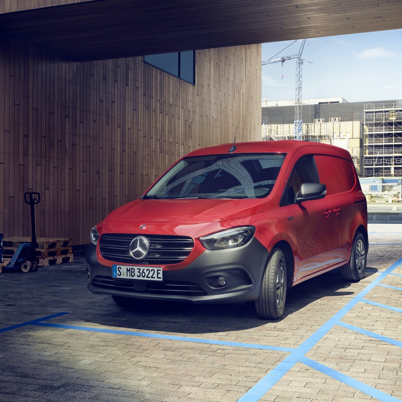 Compact, robust, electric: the eCitan panel van is made for operations in an urban environment and beyond.