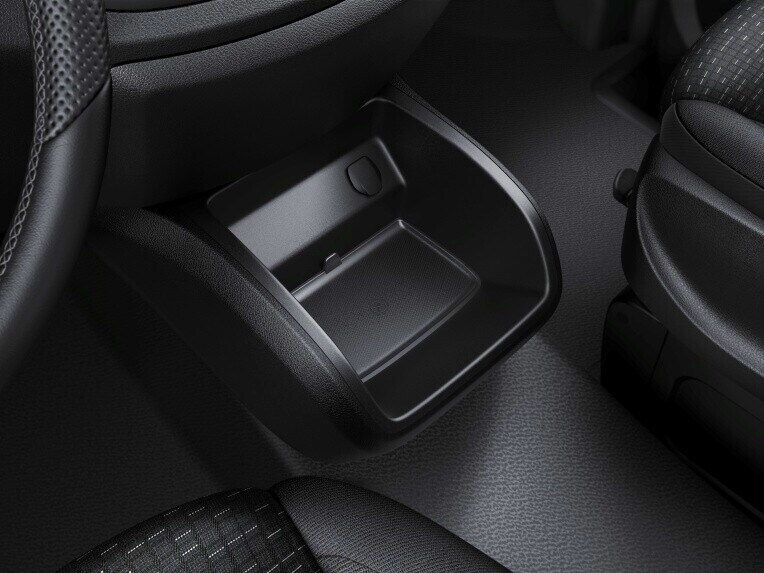 The open stowage compartment in the centre console allows items to be stored within easy reach of the driver and front passenger.