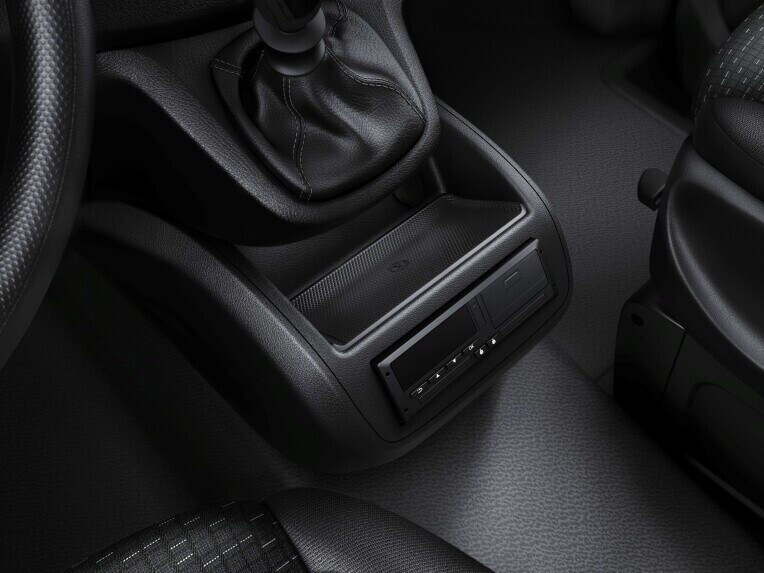 The centre console has a 1-DIN slot for retrofitting items such as a tachograph, a CD rack or any other 1 DIN device.