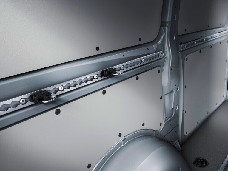 Thanks to the tie-down rails on the belt rail, half-height, bulky cargo can be fixed and therefore effectively secured against slipping or toppling over.