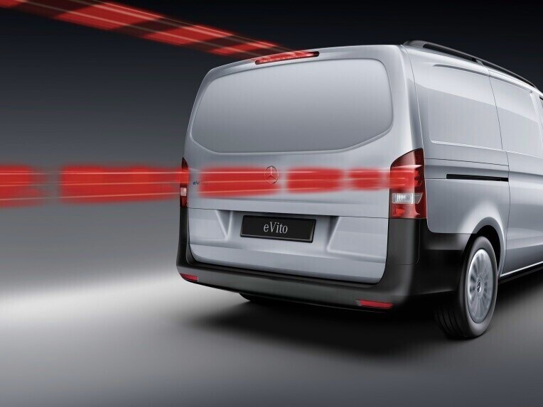 In the event of hard braking, the adaptive brake lights can warn following traffic and thus help prevent rear-end collisions.