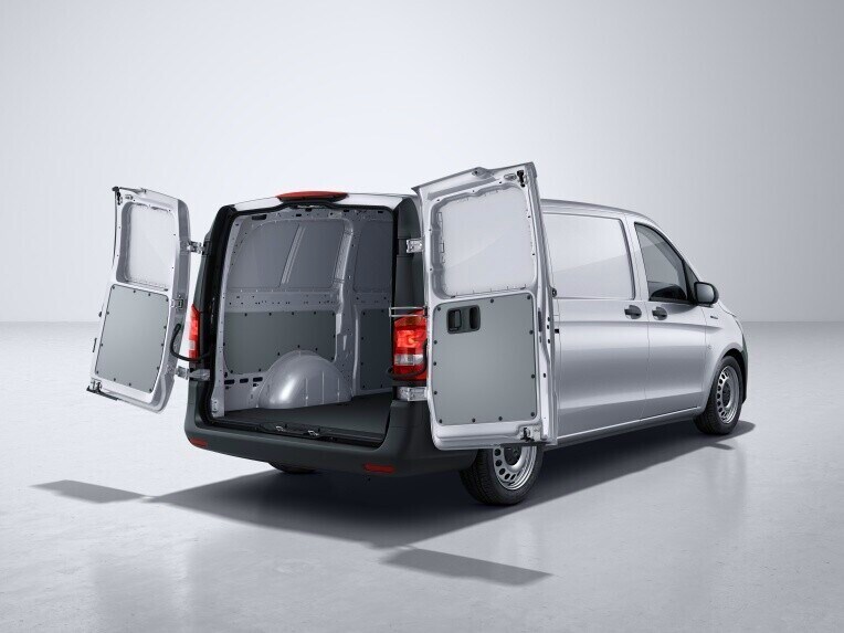 The double-wing rear door makes it easy to load and unload bulky cargo thanks to its ample opening angle.