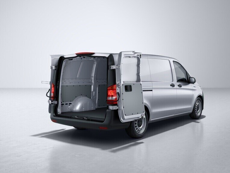 The double-wing rear doors can be opened as far as the vehicle side wall and locked in place with the help of magnetic retainers.