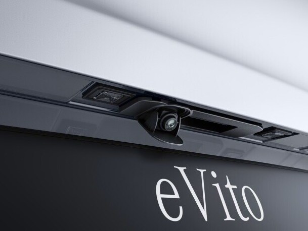 The reversing camera assists you when parking and manoeuvring, displaying the area immediately behind the vehicle that you are unable to see directly.