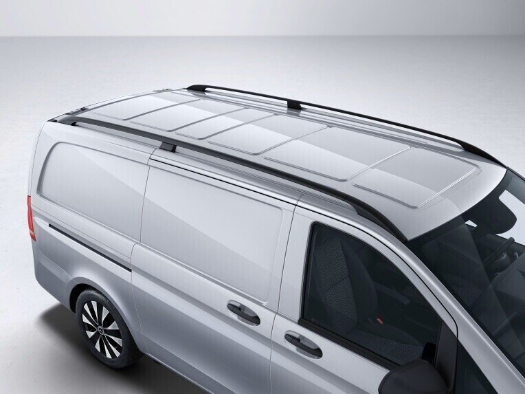The black-painted roof railing allows the transportation of additional cargo on the vehicle roof.