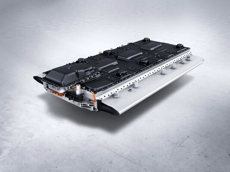 With the high-voltage battery with a usable battery capacity of 60 kWh, you benefit from short charging breaks – thanks to rapid DC charging capability as standard.