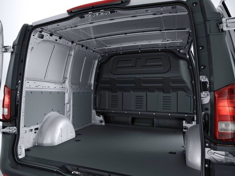 The full-width partition at the B-pillar protects the driver and front passenger from the load and shields the driver compartment from the load compartment.