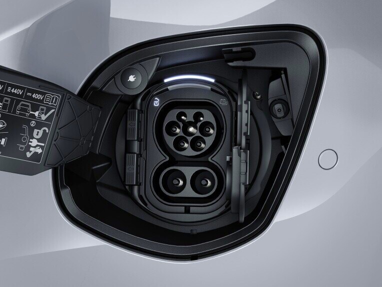Thanks to a maximum DC charging capacity of 80 kW and an AC charging capacity of up to 11 kW, you can enjoy great flexibility when charging your high-voltage battery.