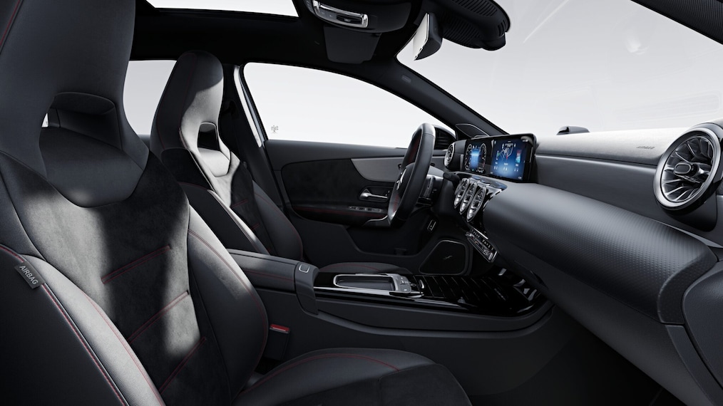 Interior of the Mercedes-Benz A-Class with focus on media equipment. 